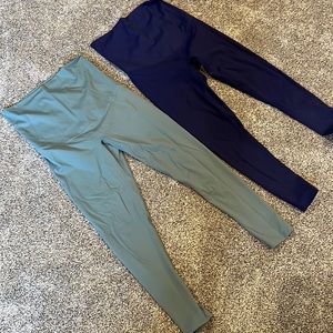 2 pairs of women’s workout maternity leggings. Blueish/green. Navy.Size medium.